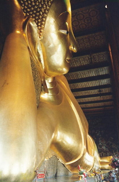 Enorme Buda reclinado