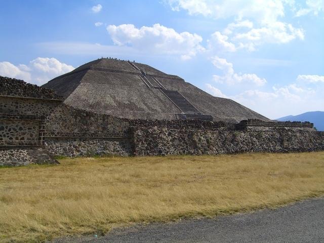 Pirámide del sol, desde la calzada de los muertos