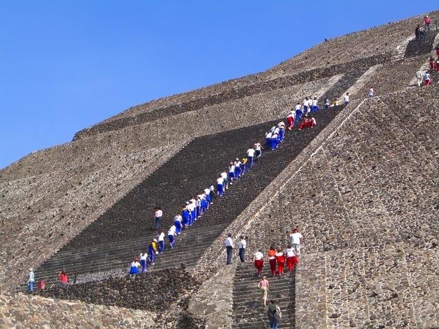 Subiendo pirámide del sol