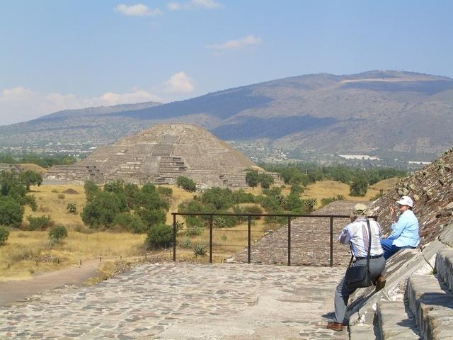 Pirámide de la luna, desde la del sol