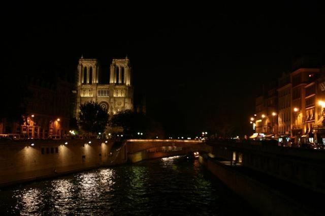 Otra vista de Notre Dame de noche