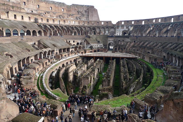 Panorámica interior del Coliseo de Roma